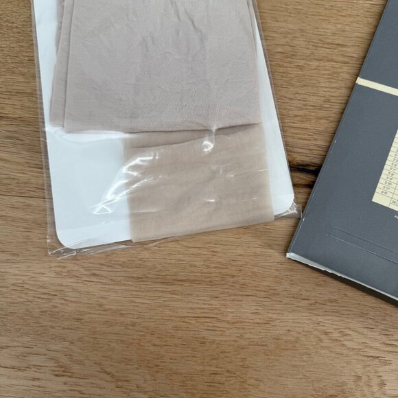 Ann Taylor Hosiery Pantyhose Size S Champagne Nude Sheer Control Top VTG OPEN - Picture 5 of 6